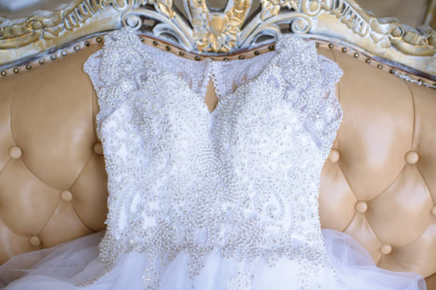 superbe robe de mariée blanche de mariée à l'intérieur sur le lit - closing ceremony photos et images de collection