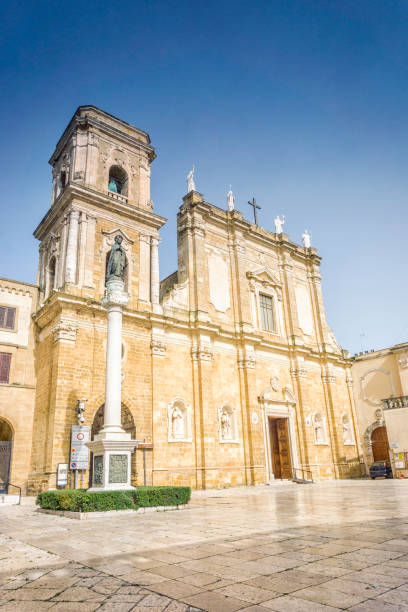 catedral en el centro de la ciudad de brindisi, apulia, italia - brindisi fotografías e imágenes de stock