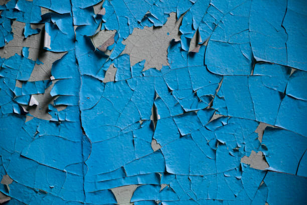 istock Cracked wall with old layers of paint in abandoned house 807324592