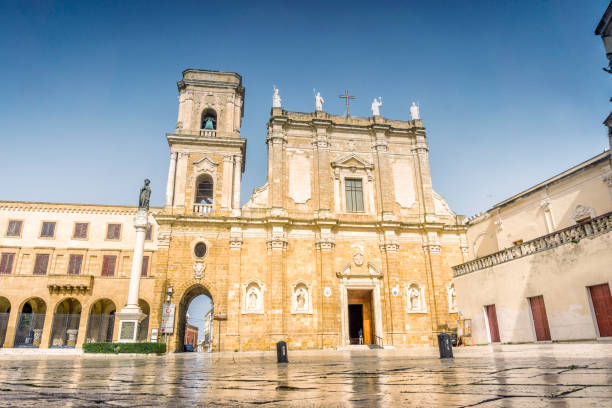 catedral en el centro de la ciudad de brindisi, apulia, italia - brindisi fotografías e imágenes de stock