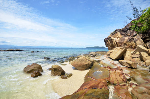 schönen blick aufs meer auf sapi island in sabah - island of borneo stock-fotos und bilder