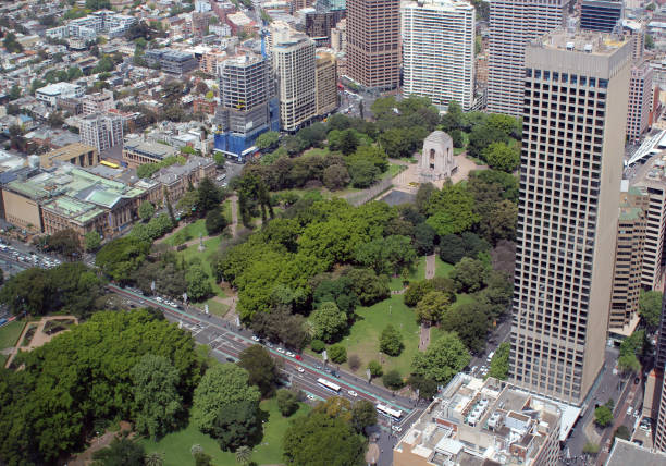 edificios y parque en el centro de la ciudad, sydney - sydney australia fotografías e imágenes de stock