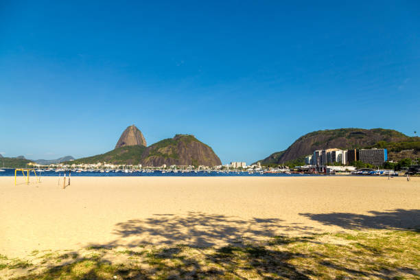 as montanhas do pão de açúcar no rio de janeiro, brasil - rio de janeiro guanabara bay residential structure urca - fotografias e filmes do acervo