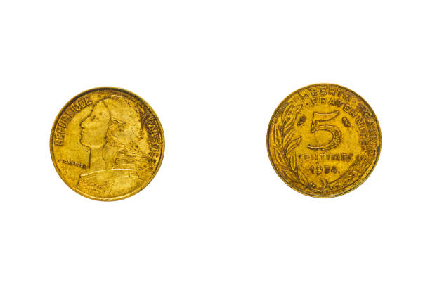 аверс и реверс французской монеты в пяти сантиметрах с портретом марианны, изолированные на белом, верхнем взгляде, плоские лежали. - france currency macro french coin стоковые фото и изображения
