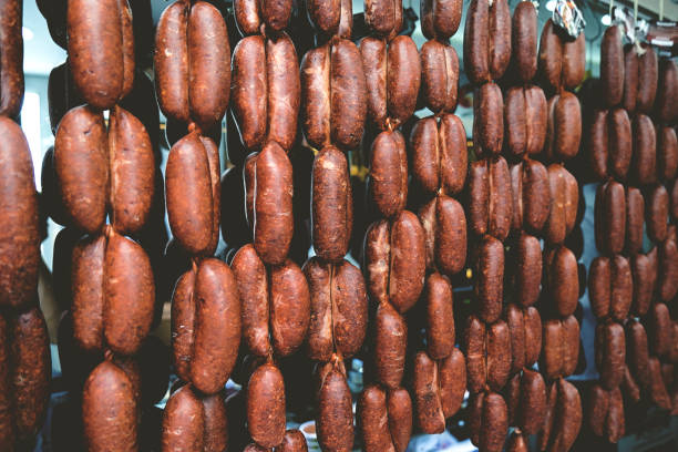 traditionelle türkische wurst - salami sausage portion decoration stock-fotos und bilder