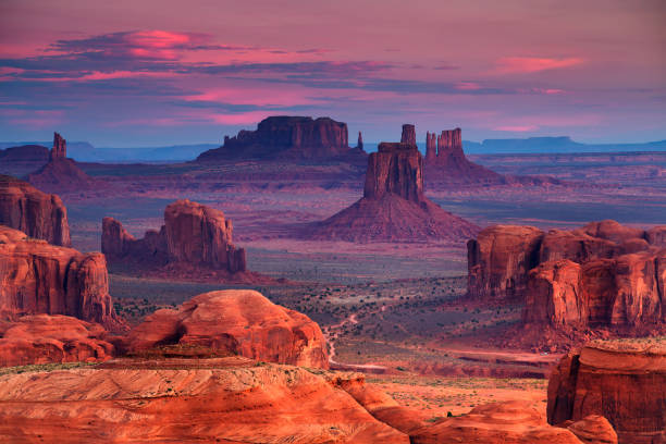 lugar de majestad tribal navajo de mesa caza cerca de monument valley, arizona, usa - arch rock fotografías e imágenes de stock