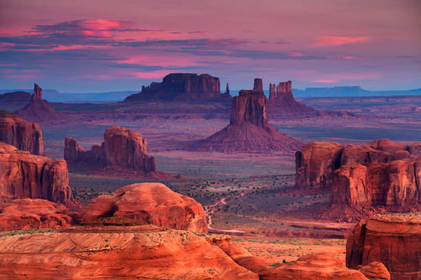 Hunts Mesa navajo tribal majesty place near Monument Valley, Arizona, USA Sunrise in Hunts Mesa navajo tribal majesty place near Monument Valley, Arizona, USA butte rocky outcrop photos stock pictures, royalty-free photos & images