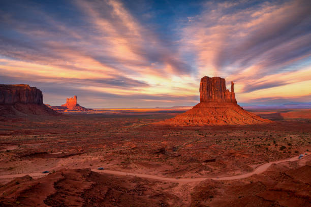 sunset view at monument valley, arizona, usa - monument valley navajo mesa monument valley tribal park imagens e fotografias de stock