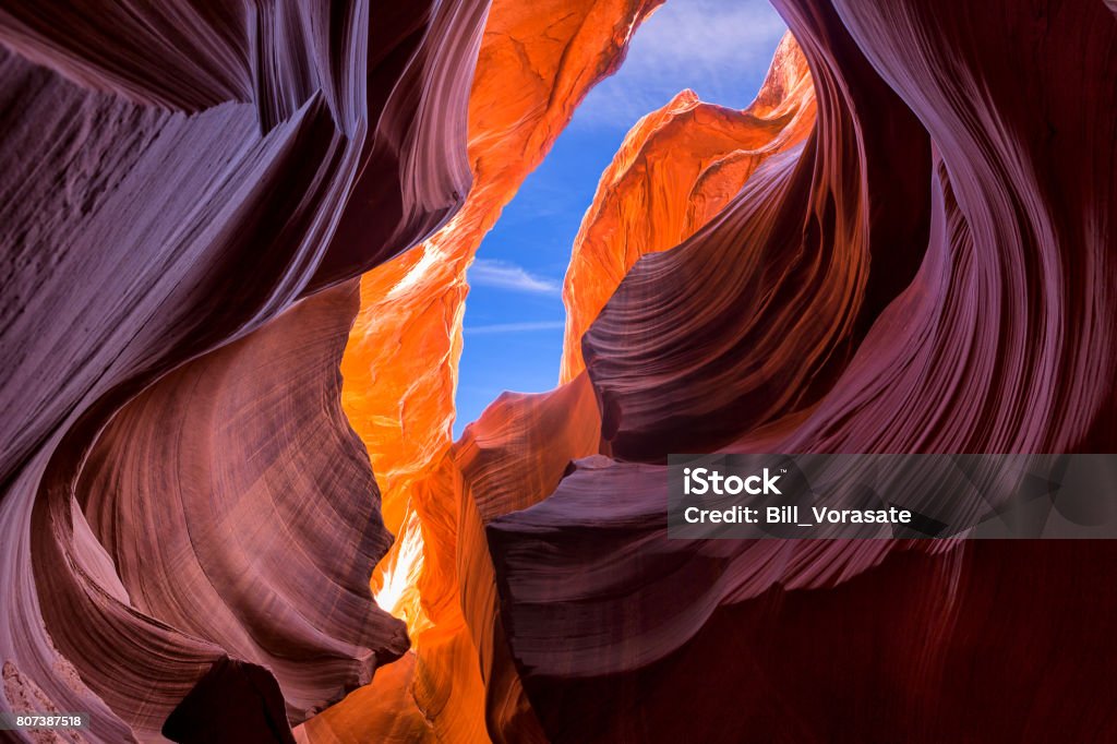 Splendida vista di incredibili formazioni di arenaria nel famoso Lower Antelope Canyon vicino alla storica città di Page a Lake Powell, American Southwest, Arizona, USA - Foto stock royalty-free di Paesaggio