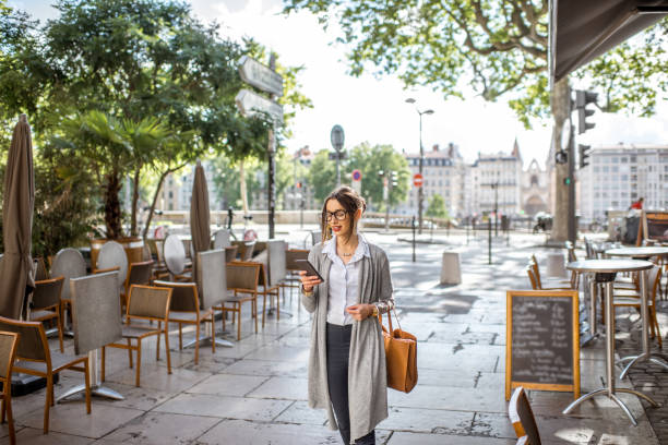 donna nella città di lione - starbucks women walking restaurant foto e immagini stock