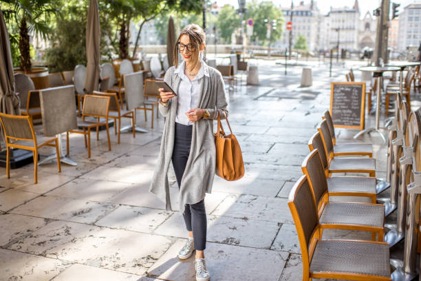 mulher na cidade de lyon - starbucks women walking restaurant - fotografias e filmes do acervo