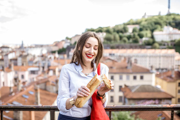 femme avec baguette à lyon - gastronomie lyonnaise photos et images de collection