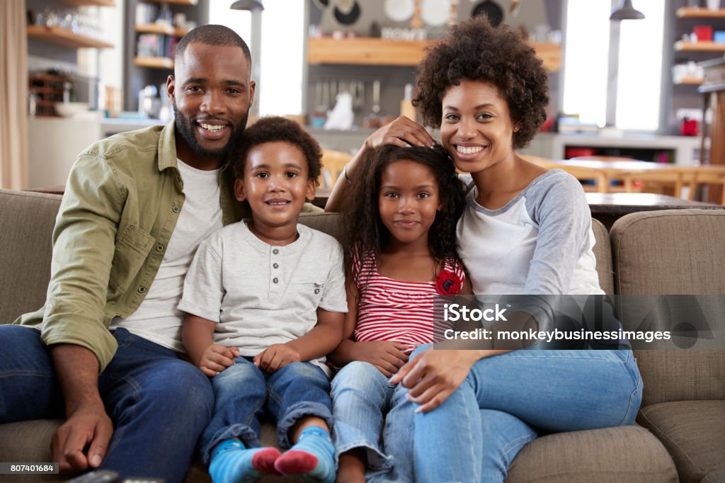 Porträt der glückliche Familie auf dem Sofa sitzen In offene Lounge - Lizenzfrei Familie Stock-Foto