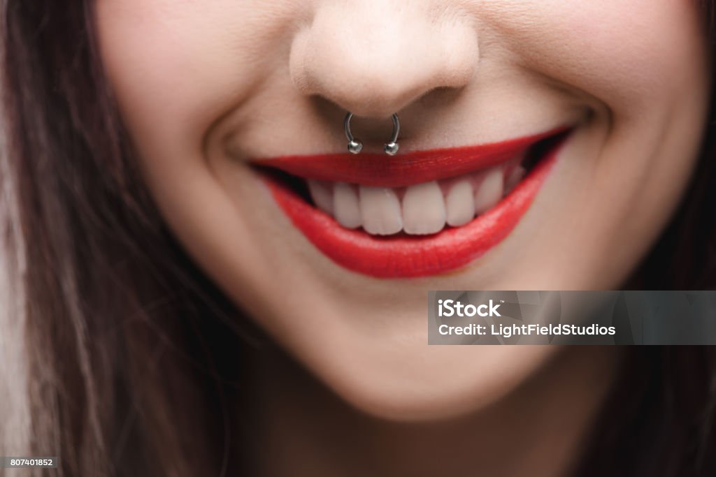 bouchent la vue de jeune fille avec les lèvres rouges et piercing dans le nez - Photo de Piercing libre de droits