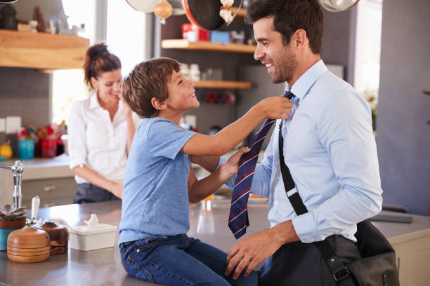 padre diciendo adiós al hijo como él sale para el trabajo - home sale fotografías e imágenes de stock