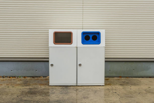 istock Recycle bin in front of store 807405106