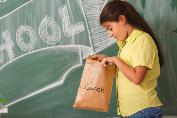 ¿lo que podría ser en esa bolsa de almuerzo? - packed lunch lunch paper bag blackboard fotografías e imágenes de stock