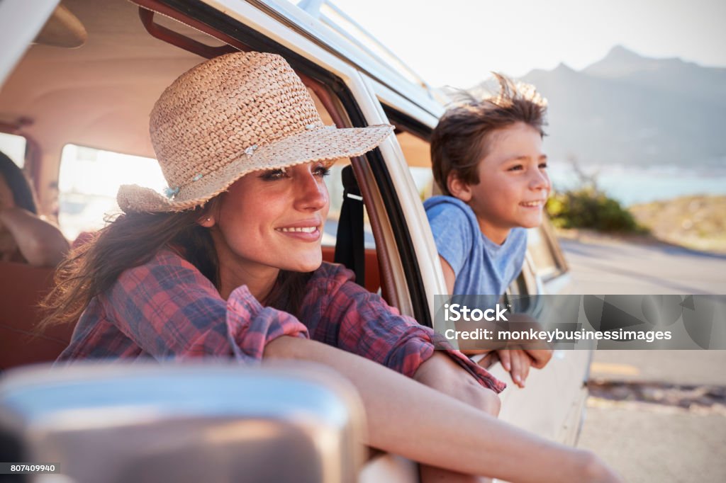 Mère et enfants se détendre dans la voiture pendant le voyage sur la route - Photo de Voiture libre de droits