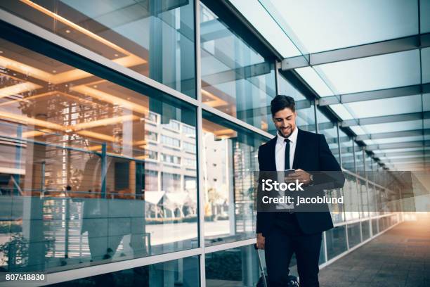 Joven Empresario Con Teléfono Móvil En El Aeropuerto Foto de stock y más banco de imágenes de Ejecutivo