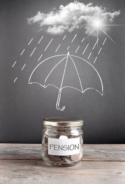 страхование пенсионной защиты - security umbrella rain currency стоковые фото и изображения