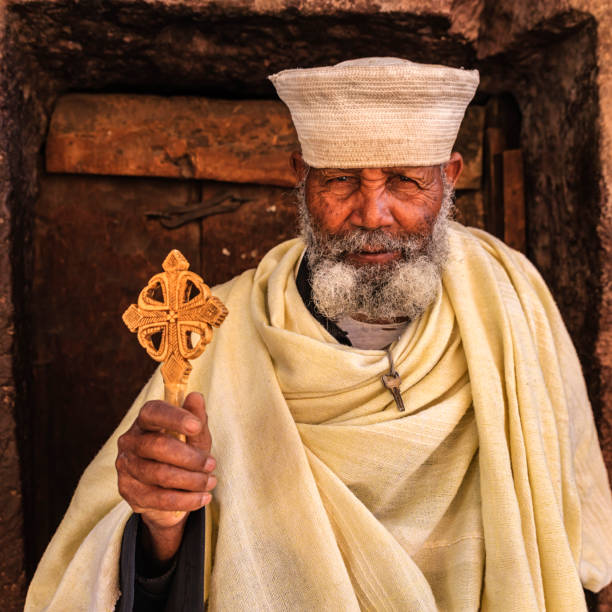 sacerdote católico de iglesias rupestres de lalibela. etiopía, áfrica del este - saint giorgis fotografías e imágenes de stock