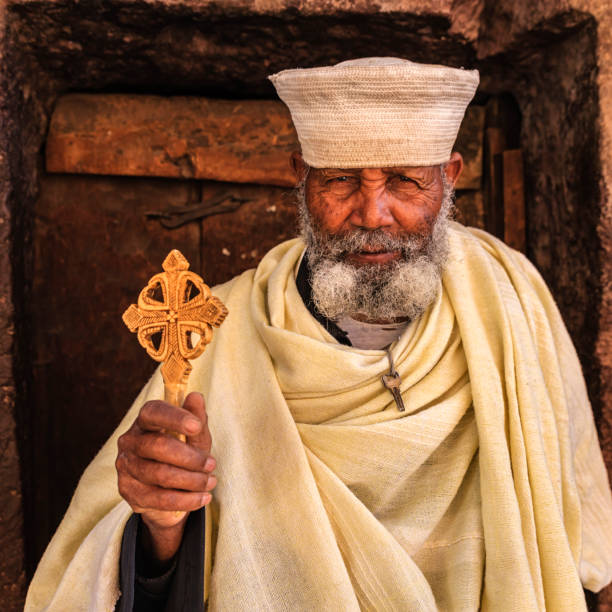 prêtre catholique des églises rupestres de lalibela. éthiopie, afrique de l’est - saint giorgis photos et images de collection