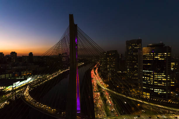 aerial view of marginal pinheiros und estaiada-brücke in der nacht in sao paulo, brasilien - schrägseilbrücke stock-fotos und bilder