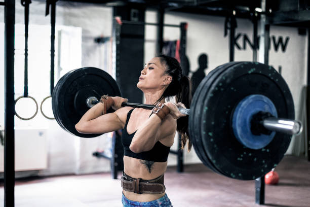 mulher asiática forte levantando pesos - powerlifting - fotografias e filmes do acervo