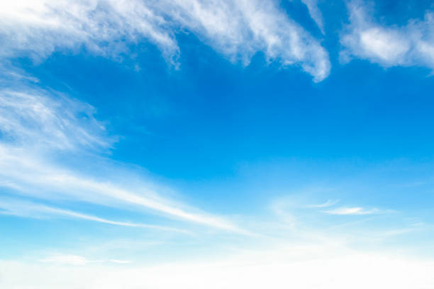 piękne błękitne niebo z chmurą i kopiuj miejsce na wiosenne lato lub inne tło - stratosphere sky cloud blue zdjęcia i obrazy z banku zdjęć