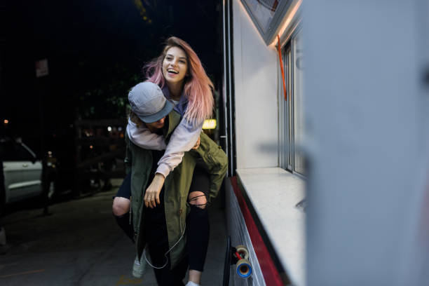 junge longboard-paare, die spaß im freien bei nacht - teenage couple stock-fotos und bilder