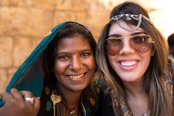 touristen mit einem indischen zigeunermädchen, jaisalmer, indien - human face india new delhi traditional culture stock-fotos und bilder