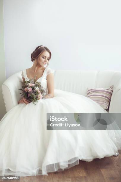 Porträt Einer Braut Mit Einem Blumenstrauß Stockfoto und mehr Bilder von Braut - Braut, Hochzeit, Blumenbouqet