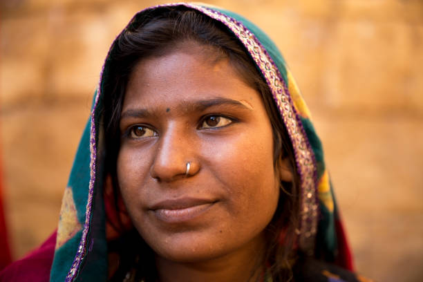 indische zigeunerin, jaisalmer, indien - human face india new delhi traditional culture stock-fotos und bilder