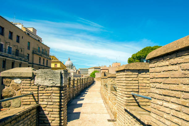 로마의 거리에서 바티칸으로 passetto (작은 통로) - style st peters basilica travel destinations architecture 뉴스 사진 이미지