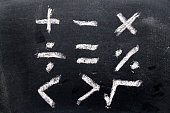 satz-von-math-symbol-zeichnen-mit-kreide-auf-schwarzen-brett-hintergrund.jpg?b=1&s=170x170&k=20&c=sA4RRol7qhN06uHt0WEMhVKWgOeSeMV3xHIIZ4AabJQ=