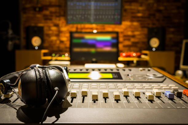 デジタル レコーディング スタジオでサウンド ミキサーのヘッドフォン - ポスプロスタジオ ストックフォトと画像