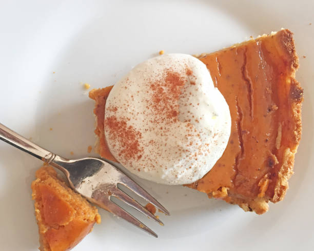 pumpkin pie plasterek top view z bitą śmietaną na wierzchu. - pie pumpkin pie pumpkin portion zdjęcia i obrazy z banku zdjęć