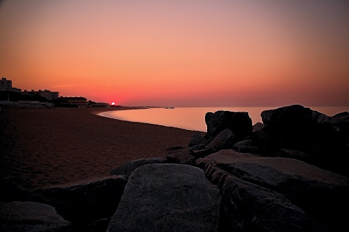 Hermoso amanecer sobre el mar Mediterráneo en Malgrat de Mar, España photo