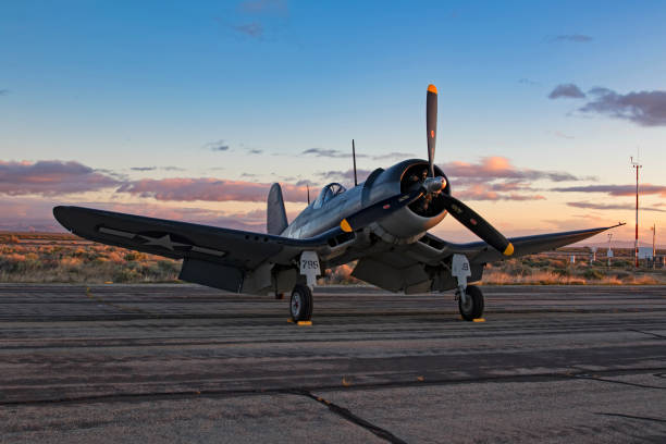 aereo f4-u corsair in pista durante l'alba allo spettacolo aereo - airshow airplane fighter plane corsair foto e immagini stock