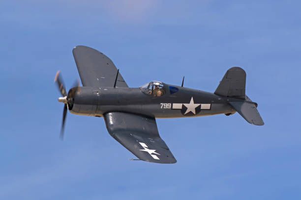aereo f4- u corsair caccia vintage seconda guerra mondiale che vola durante lo spettacolo aereo - airshow airplane fighter plane corsair foto e immagini stock