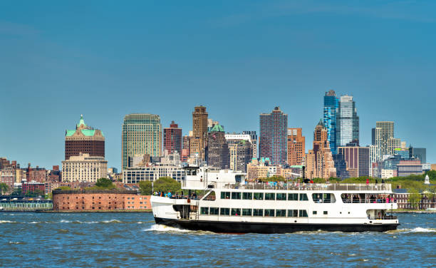 ferries conectando a cidade de nova york, liberdade e ilhas ellis e jersey city - statue liberty statue of liberty ellis island - fotografias e filmes do acervo