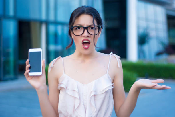istock Shocked business woman 807833406