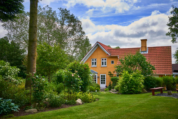 garten im grünen - gartenhaus stock-fotos und bilder