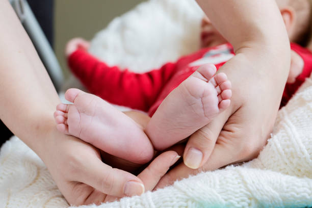 istock Baby heart legs mom love 807894470