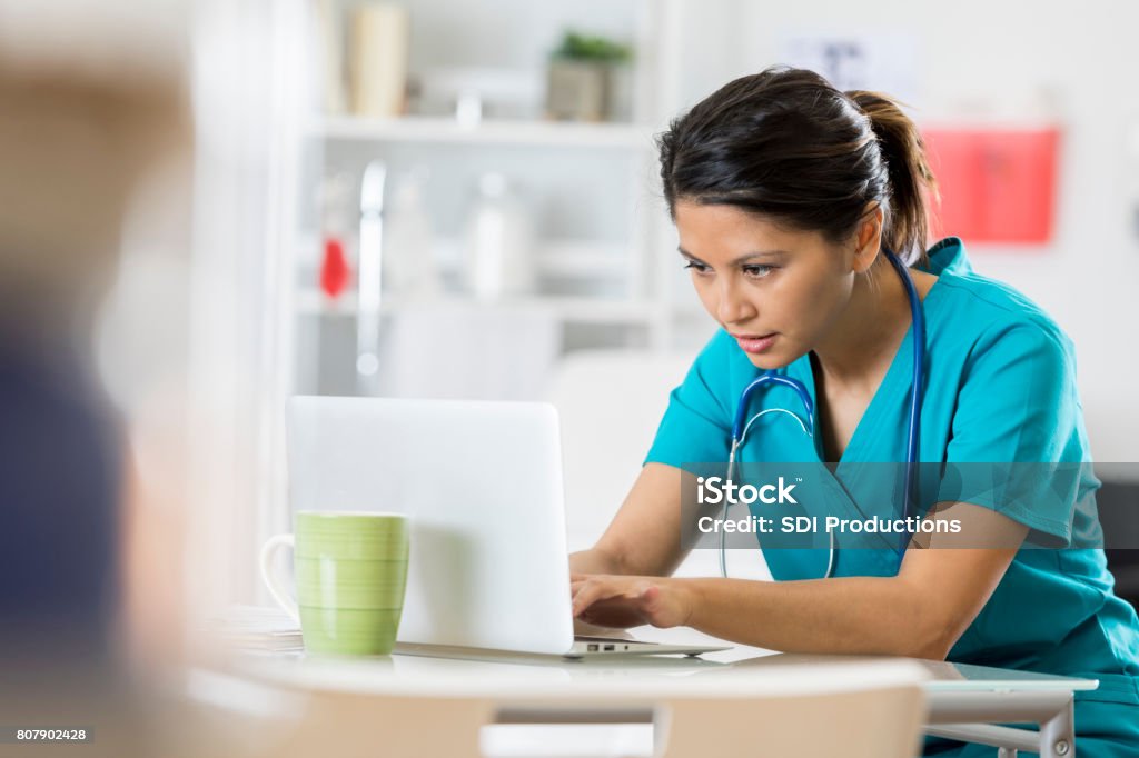 Weiblichen Arzt nutzt einen laptop - Lizenzfrei Krankenpflegepersonal Stock-Foto