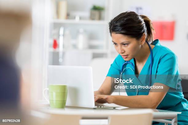 Weiblichen Arzt Nutzt Einen Laptop Stockfoto und mehr Bilder von Krankenpflegepersonal - Krankenpflegepersonal, Computer benutzen, Laptop