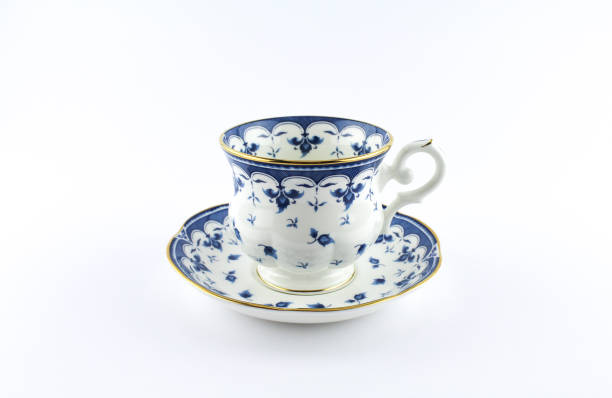 wunderschöne porzellantasse mit blauen und goldenen design - tea cup stock-fotos und bilder