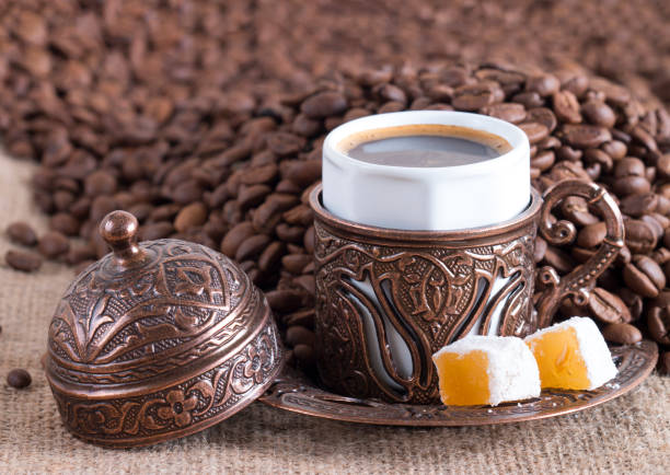 türk kahvesi ve zevk - fincanda türk kahvesi stok fotoğraflar ve resimler
