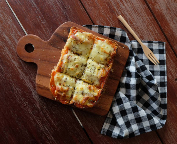 pizza pain avec tomate jambon et sauce au fromage mise au point sélective, style vintage photo grillé - french bread pizza photos et images de collection