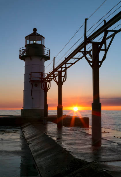 ajuste faro de siluetas de sol en st. joseph - north pier fotografías e imágenes de stock